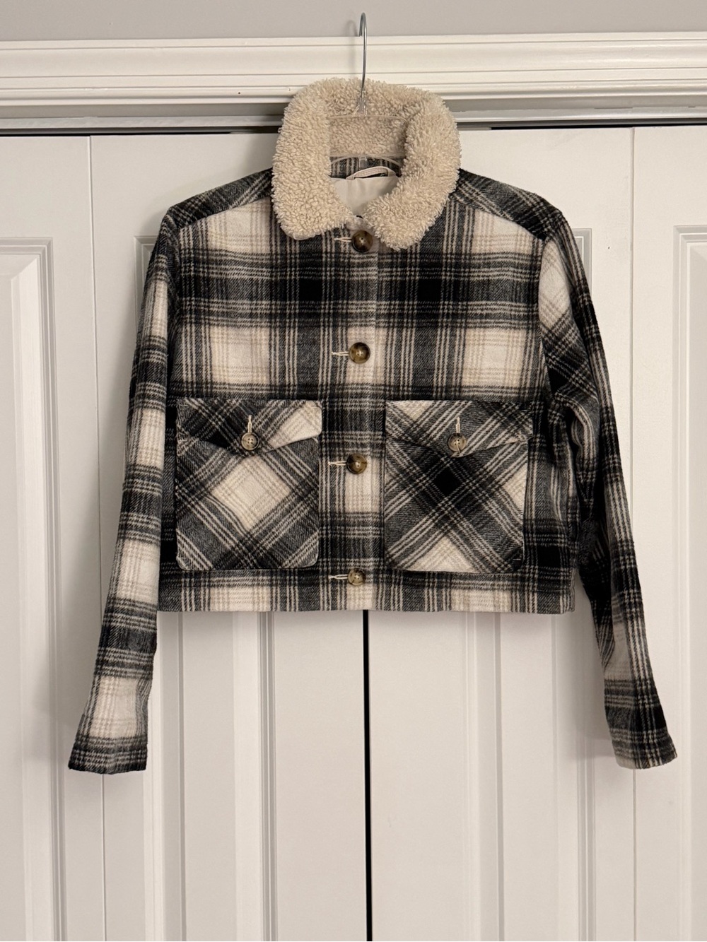 Hollister Plaid Cropped Sherpa Collar Jacket Black Cream Size XS